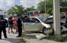 Matrimonio resulta herido al chocar el vehículo que conducía contra un poste 