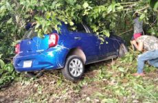 Vehículo compacto se sale del camino y cae a desnivel en la Valles-Rioverde; el conductor resultó ileso