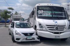 Autobús urbano colisiona contra un taxi en el bulevar México-Laredo