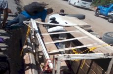 Vuelca camioneta en la carretera Valles-Tamazunchale y tres hombres resultan heridos