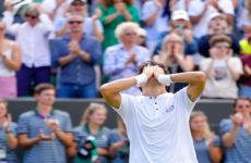 El chileno Cristian Garín alcanza los cuartos de Wimbledon tras imponerse en una batalla épica