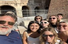 Russell Crowe posa delante de “su antigua oficina”: el Coliseo romano