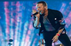 Vocalista de Coldplay muestra su habilidad para ser ambidiestro
