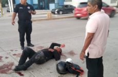 Conductor embiste con su vehículo a un policía que andaba en motocicleta y huye