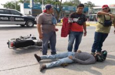 Conductor derriba con su camioneta a repartidor que andaba en moto en el bulevar México-Laredo 
