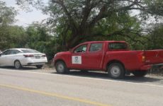 Empleado del Ayuntamiento de Coxcatlán choca camioneta oficial contra un vehículo