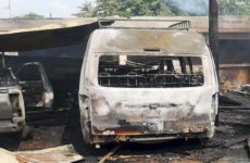 Incendio consume tres camionetas, ocho motocicletas y una bodega en Ciudad Valles 