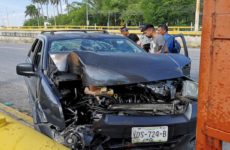 Tres jóvenes resultan heridos en un accidente automovilístico 