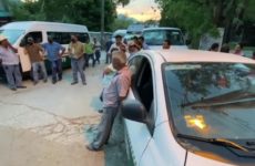 Taxistas bloquean  acceso a Aquismón