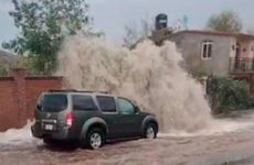 “Truena” ducto del Realito; fuerza del agua vuelca un vehículo e inunda tres casas