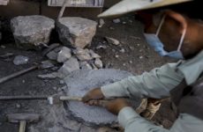 Piedras volcánicas sirven de lienzo para artesanos mexicanos