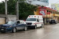 Conductor choca su camioneta contra otro vehículo, en el bulevar Lázaro Cárdenas 