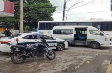 Patrulla de la Policía Municipal colisiona contra camioneta de transporte colectivo 