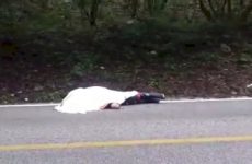 Mueren dos motociclistas al chocar de frente contra una camioneta en la carretera libre Valles-Rioverde