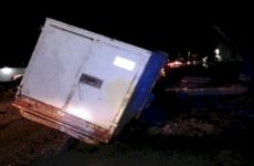 Camioneta cae a una zanja en la carretera al Ingenio 