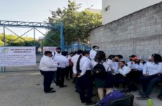 Alumnos y maestros bloquean la Enesmapo