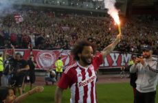 Aficionados del Olympiakos le dan la bienvenida a Marcelo