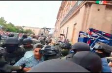 Despliegan operativo para desalojar a manifestantes de Plaza de Armas