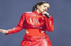 Rosalía pide no le avienten más cosas en sus conciertos