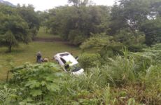 Vuelca vehículo en la carretera Valles-Tamazunchale