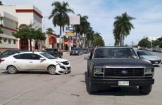Conductor intenta cruzar el bulevar México-Laredo y choca su vehículo contra una camioneta 