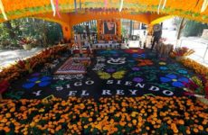 Con altar por Día de Muertos recuerdan en México a Vicente Fernández