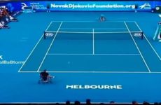Novak Djokovic y la jugada de broma contra tenista en silla de ruedas