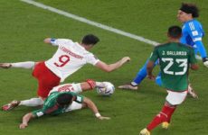 Lewandowski se topa con Ochoa y México empata con Polonia