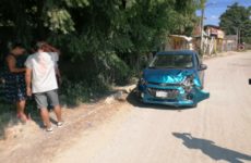 Imprudente conductor choca su vehículo contra otro y huye