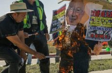 Activistas de Tijuana queman piñata de Ken Salazar por reformas migratorias