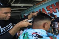 Venezolanos varados en Ciudad Juárez subsisten como barberos