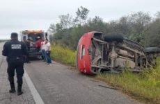 Vuelca camioneta en la carretera Valles-Tampico; conductor sale herido 