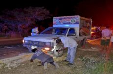 Conductor trepa la camioneta que conducía al camellón de la carretera Valles-Tampico