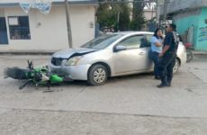 Motociclista se estrella contra un vehículo que supuestamente se le atravesó frente a Chedraui 