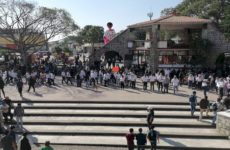Profes marchan  pro AMLO; piden  pago de salario