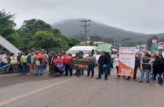 Maestros bloquean  acceso a Tamazunchale
