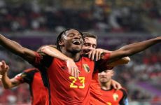 Batshuayi y Courtois rescatan tres puntos para Bélgica