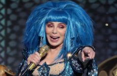 Cher llama a votar a los neoyorquinos por la candidata demócrata