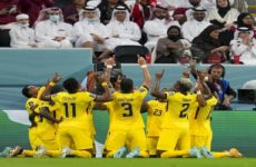 Ecuador hace historia y derrota 2-0 a Qatar en el partido inaugural de la Copa del Mundo