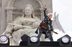 Guitarrista de Queen Brian May recibe título de caballero