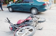 Motociclista se estrella contra vehículo y resulta lesionado