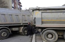 Serbios acceden a remover barricadas en Kosovo