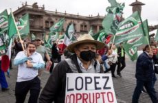 Cientos marchan en Monterrey para exigir renuncia de López Obrador