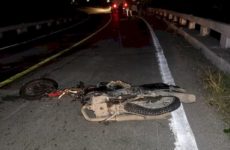 Fallece motociclista al chocar contra un vehículo no identificado en la carretera libre Valles-Rioverde