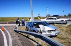 Mujer adulta choca su vehículo contra un muro de contención en la autopista Valles-Rayón 