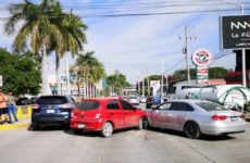 Colisionan tres vehículos en un transitado cruce del bulevar México-Laredo