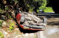 Ebrio conductor vuelca su vehículo sobre la carretera libre Valles-Rioverde