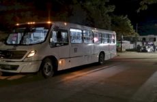 Mujer sufre caída al tratar de bajar de un autobús urbano