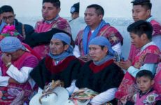 Indígenas tzotziles danzan por el Día de Reyes en Chiapas