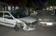 Beodo conductor choca su automóvil contra dos vehículos estacionados